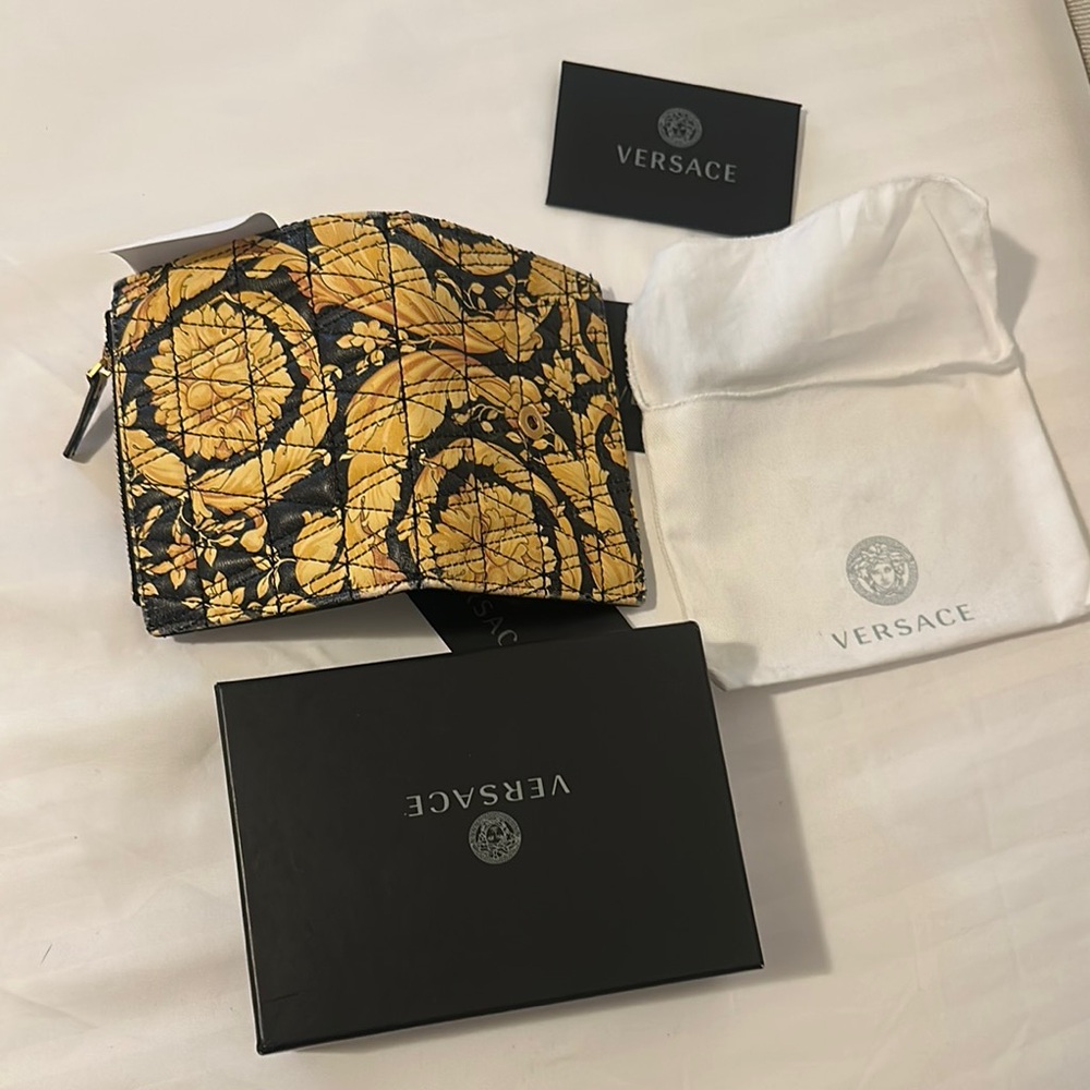 VERSACE Virtus Quilted Leather Wallet Gold and Black Pattern,Brand New With Tags - Picture 13 of 17